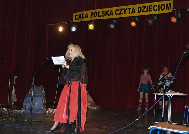 Impreza integracyjna w ramach kampanii „CAŁA POLSKA CZYTA DZIECIOM”, zdjęcie 4 z 12