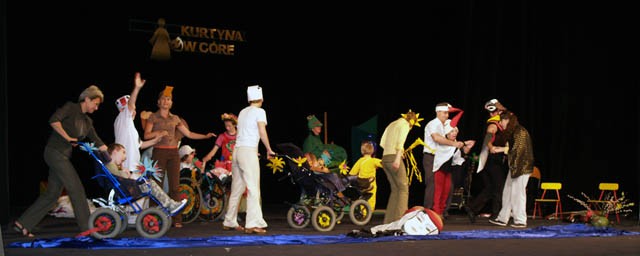 „Kurtyna w Górę” - I Integracyjny Festiwal Twórczości Artystycznej Dzieci i Młodzieży Niepełnosprawnej, zdjęcie 43 z 56
