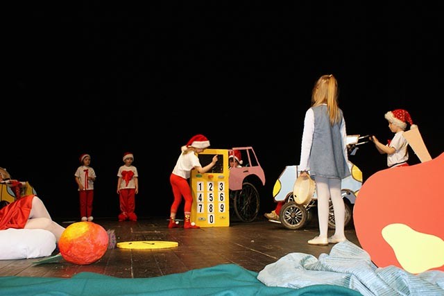 II Festiwal Twórczości Artystycznej Dzieci i Młodzieży Niepełnosprawnej „Kurtyna w górę”, zdjęcie 16 z 34