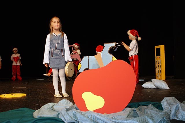 II Festiwal Twórczości Artystycznej Dzieci i Młodzieży Niepełnosprawnej „Kurtyna w górę”, zdjęcie 17 z 34