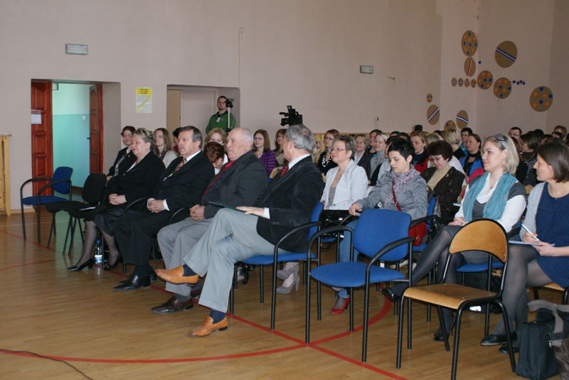 Panel dyskusyjny „Potrzeby edukacyjno-terapeutyczne dzieci i młodzieży z autyzmem”, zdjęcie 4 z 32