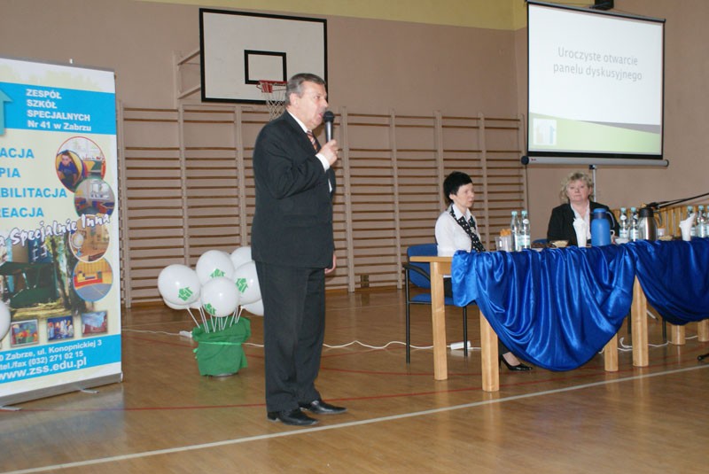 Panel dyskusyjny „Potrzeby edukacyjno-terapeutyczne dzieci i młodzieży z autyzmem”, zdjęcie 5 z 32