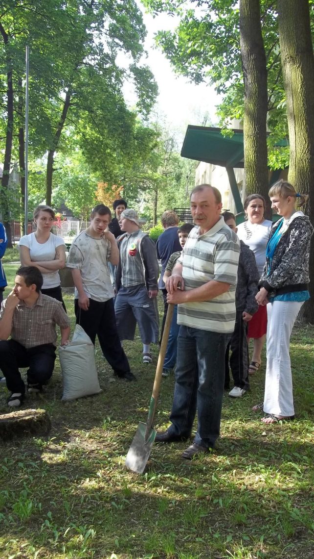 Bukowe drzewko z 30-tką szkolnych doświadczeń w Zespole Szkół Specjalnych Nr 41 w Zabrzu, zdjęcie 1 z 14