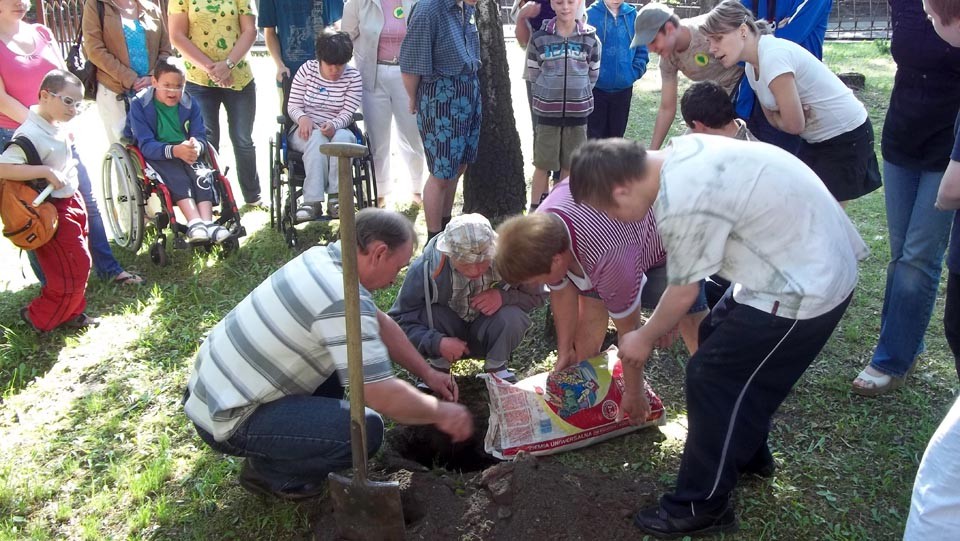 Bukowe drzewko z 30-tką szkolnych doświadczeń w Zespole Szkół Specjalnych Nr 41 w Zabrzu, zdjęcie 6 z 14