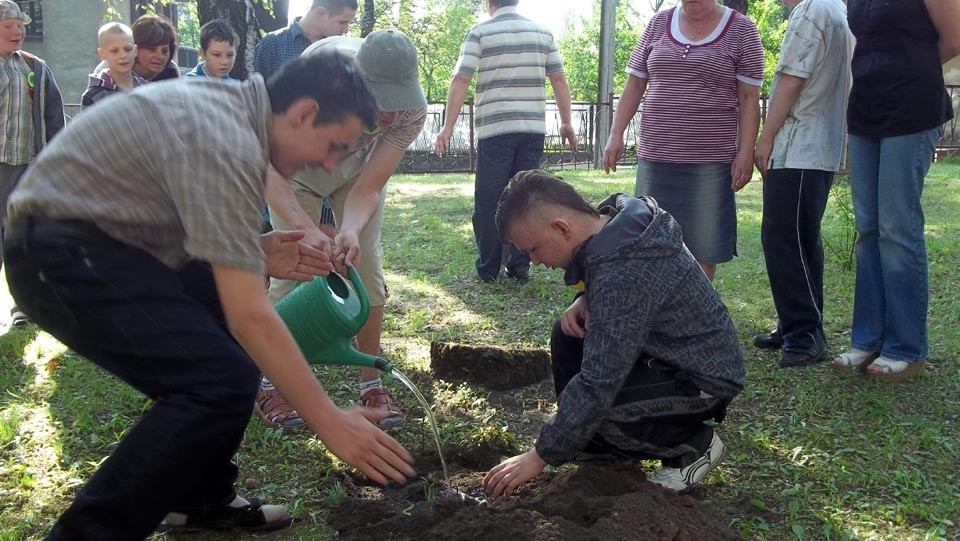 Bukowe drzewko z 30-tką szkolnych doświadczeń w Zespole Szkół Specjalnych Nr 41 w Zabrzu, zdjęcie 9 z 14