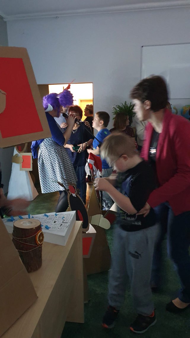 Nauczyciele śpiewają kolędy