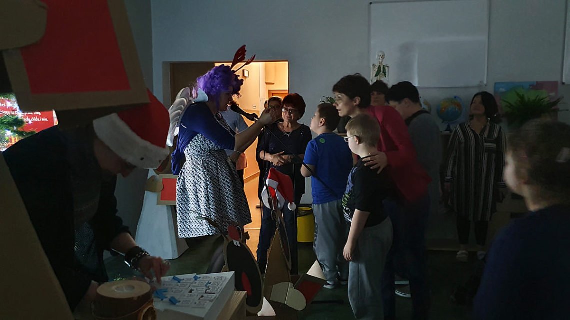 Nauczyciele śpiewają kolędy