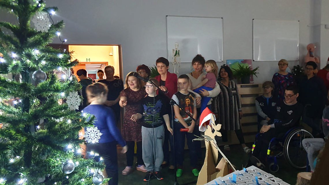 Nauczyciele śpiewają kolędy