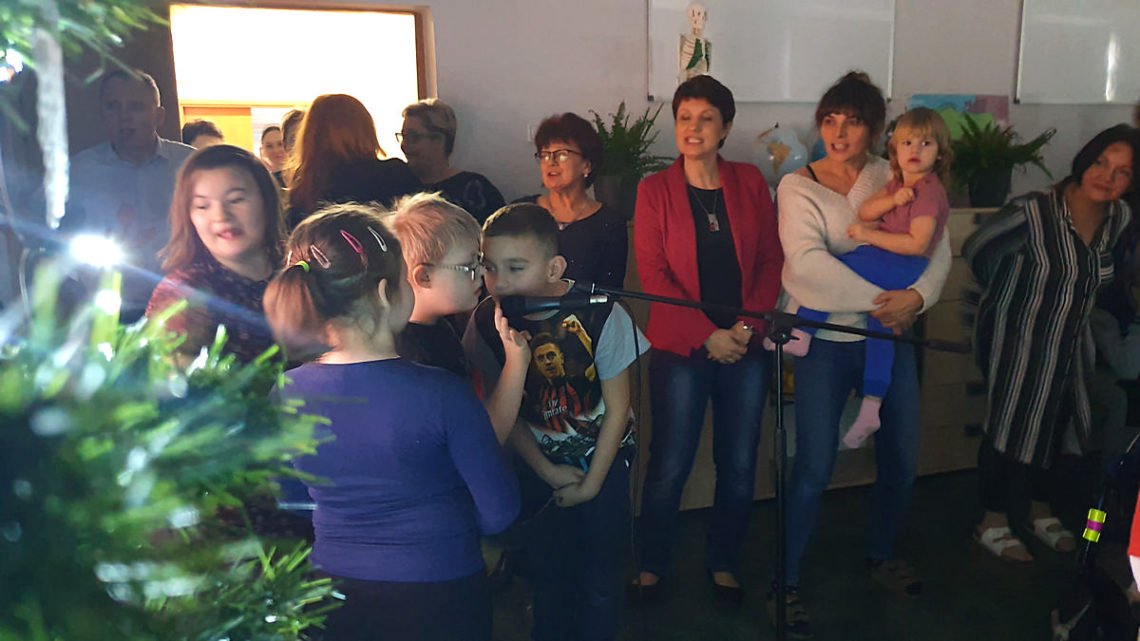 Nauczyciele śpiewają kolędy
