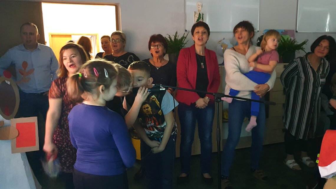 Nauczyciele śpiewają kolędy