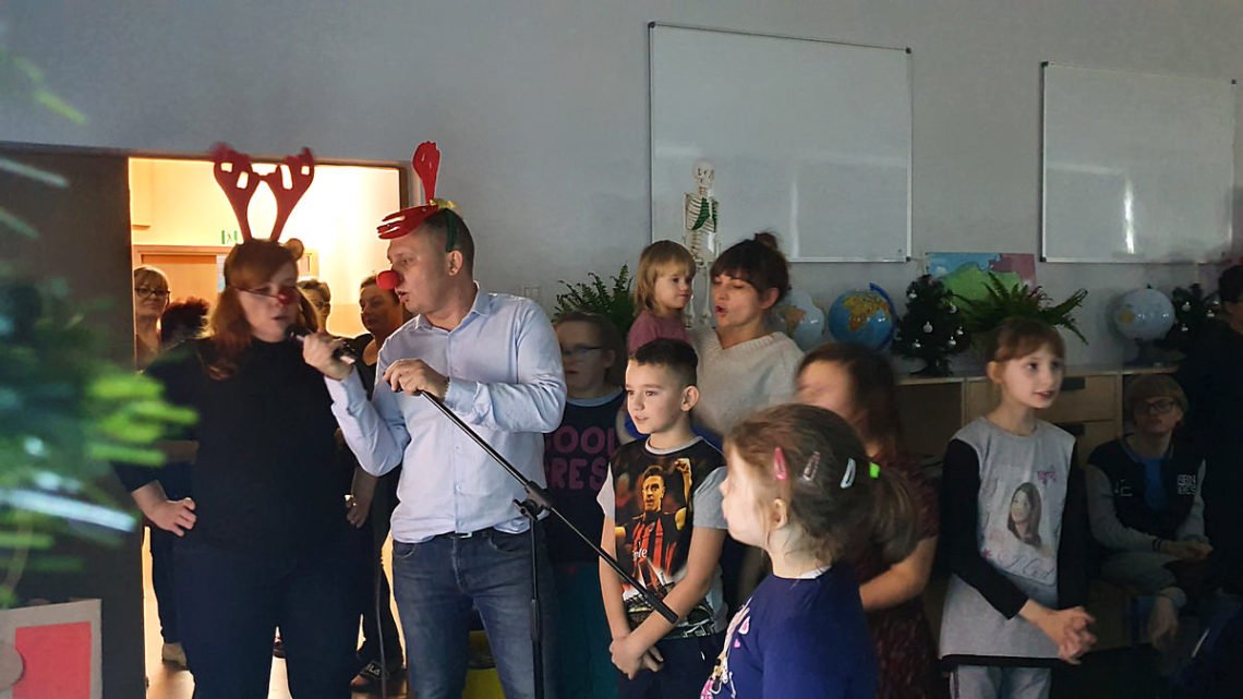 Nauczyciele śpiewają kolędy