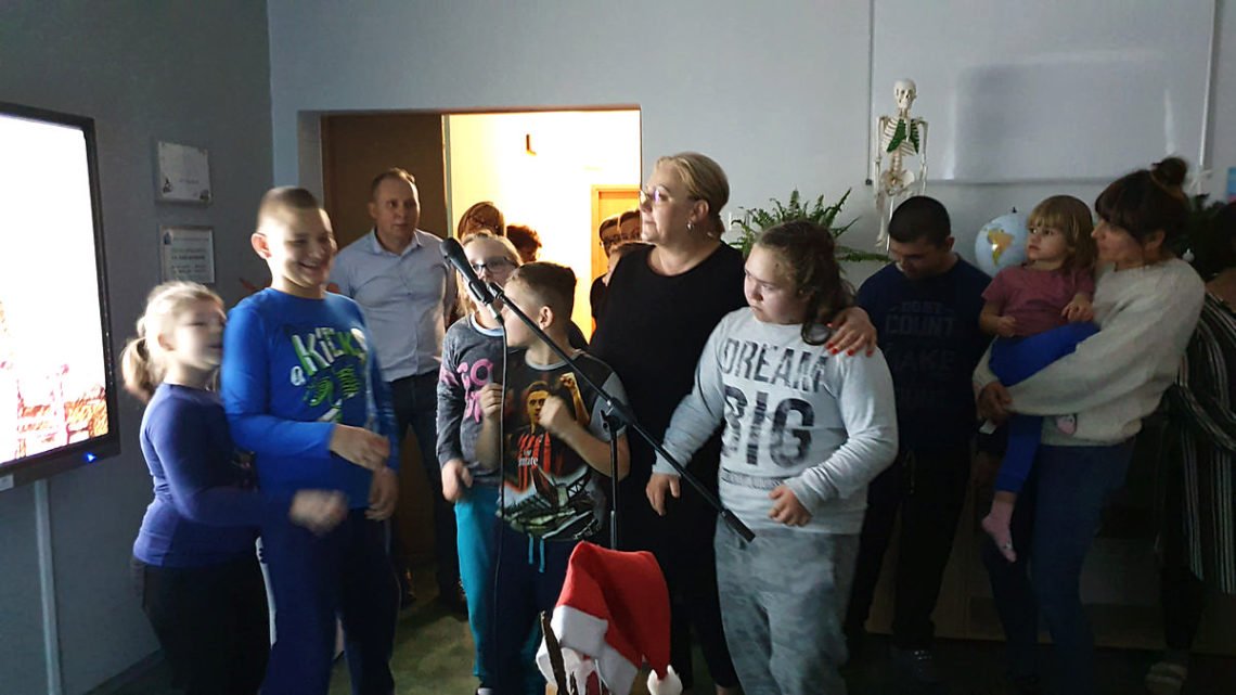 Nauczyciele śpiewają kolędy