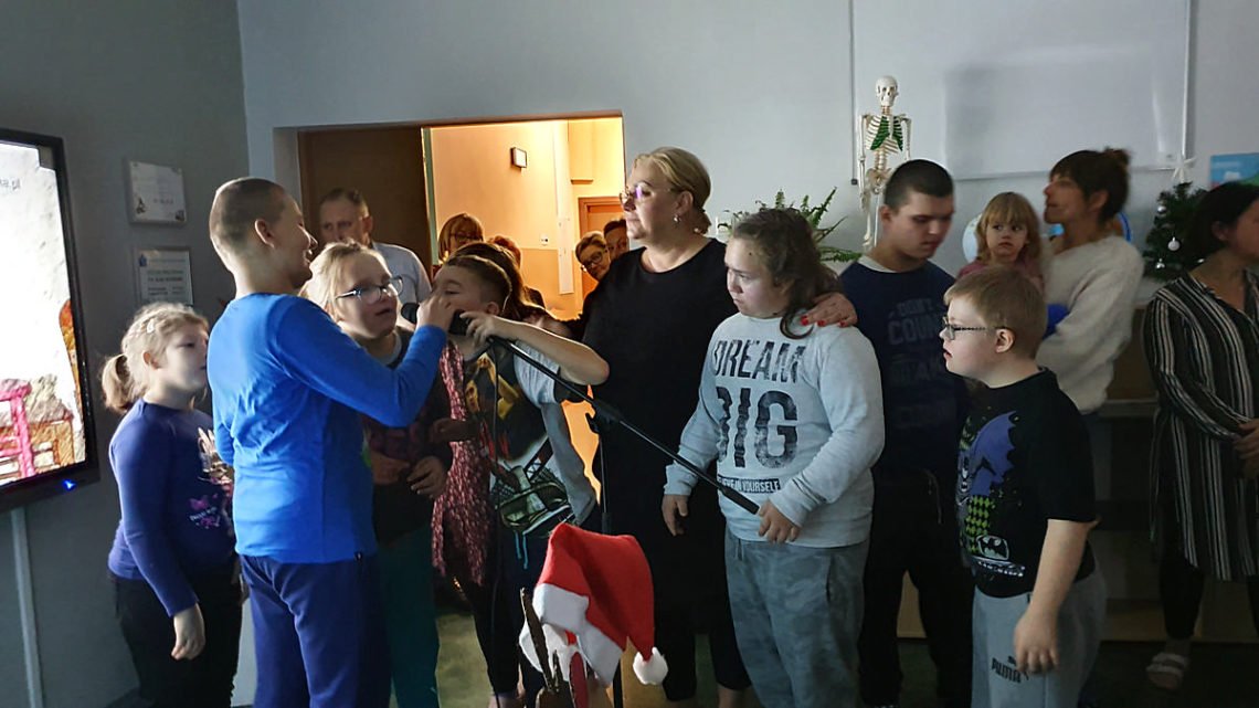 Nauczyciele śpiewają kolędy