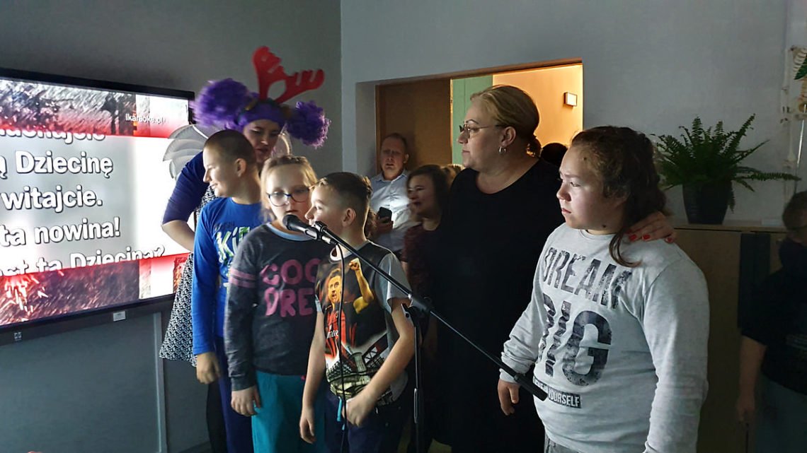 Nauczyciele śpiewają kolędy