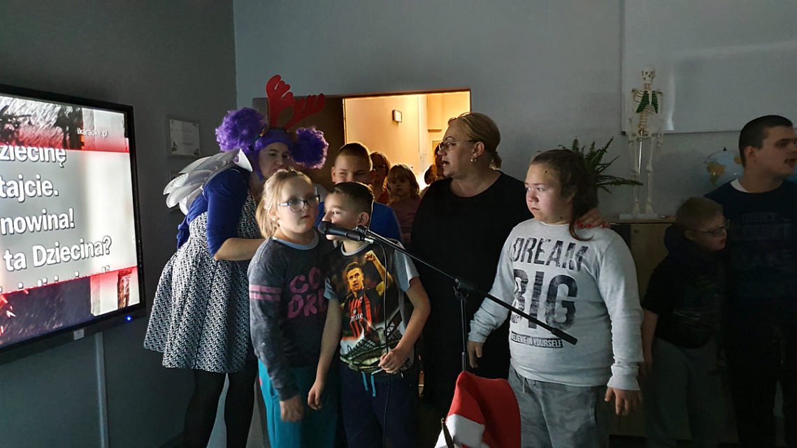 Nauczyciele śpiewają kolędy