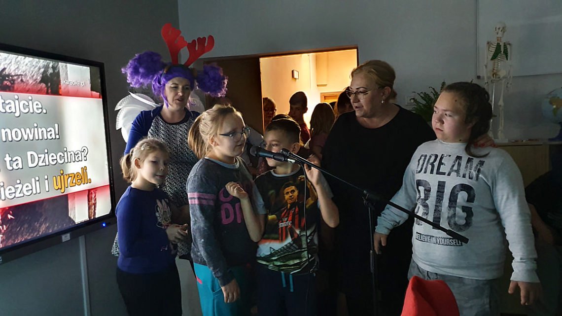 Nauczyciele śpiewają kolędy