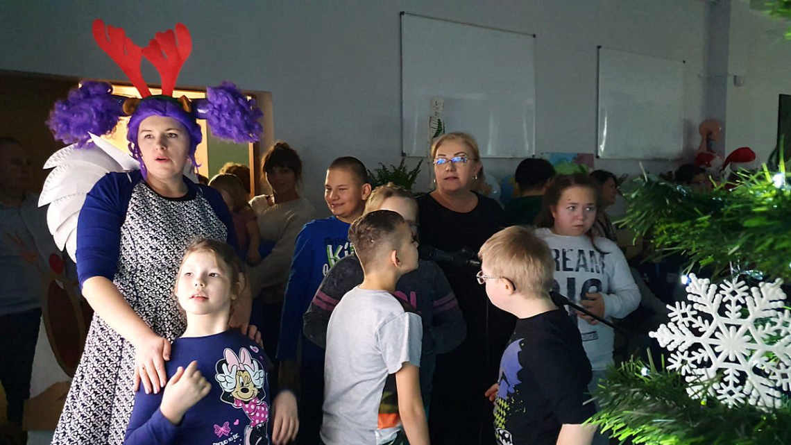 Nauczyciele śpiewają kolędy