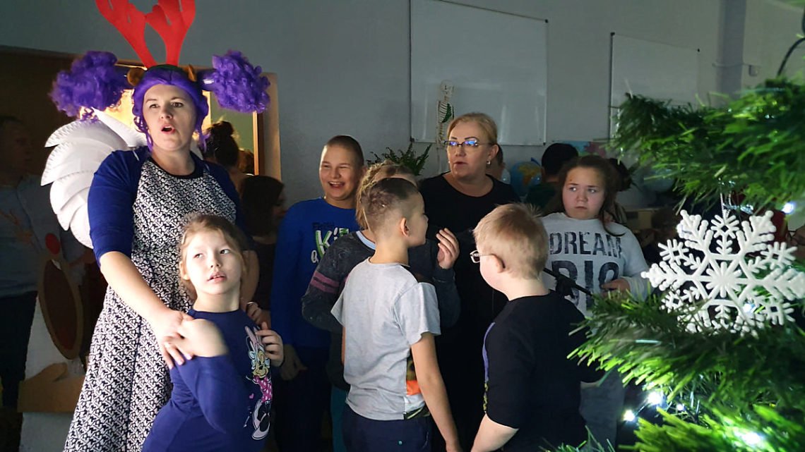 Nauczyciele śpiewają kolędy