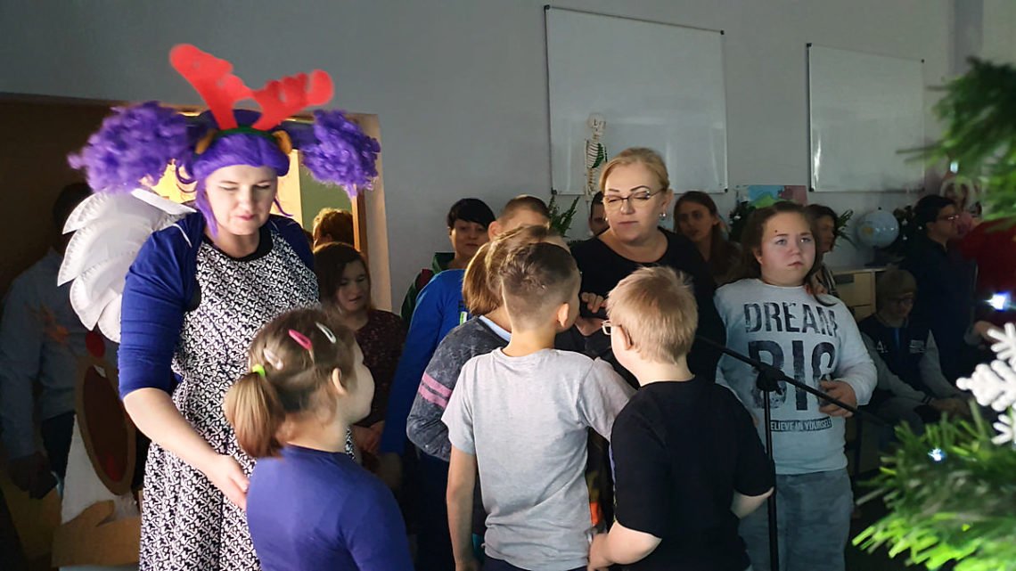 Nauczyciele śpiewają kolędy