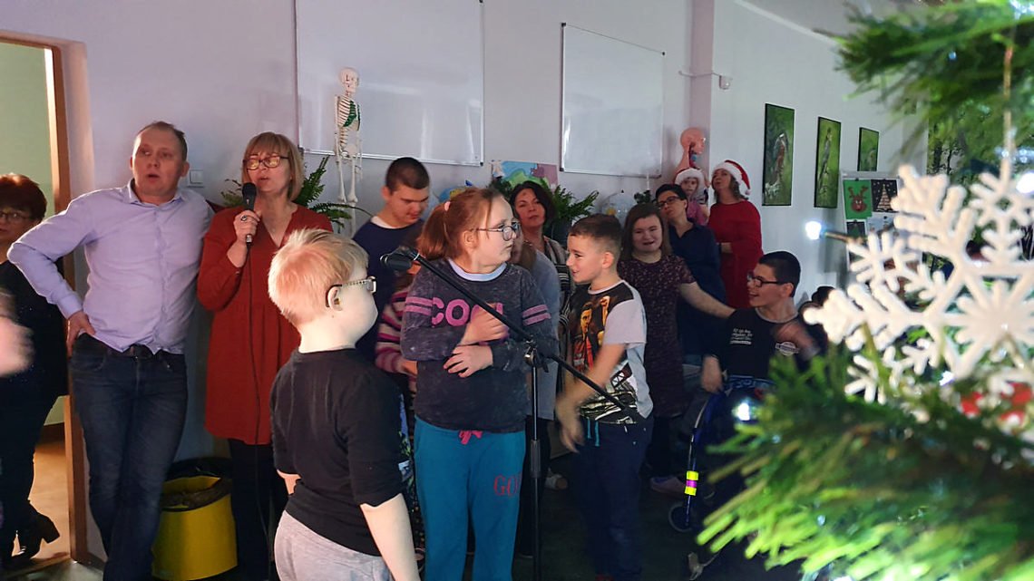 Nauczyciele śpiewają kolędy