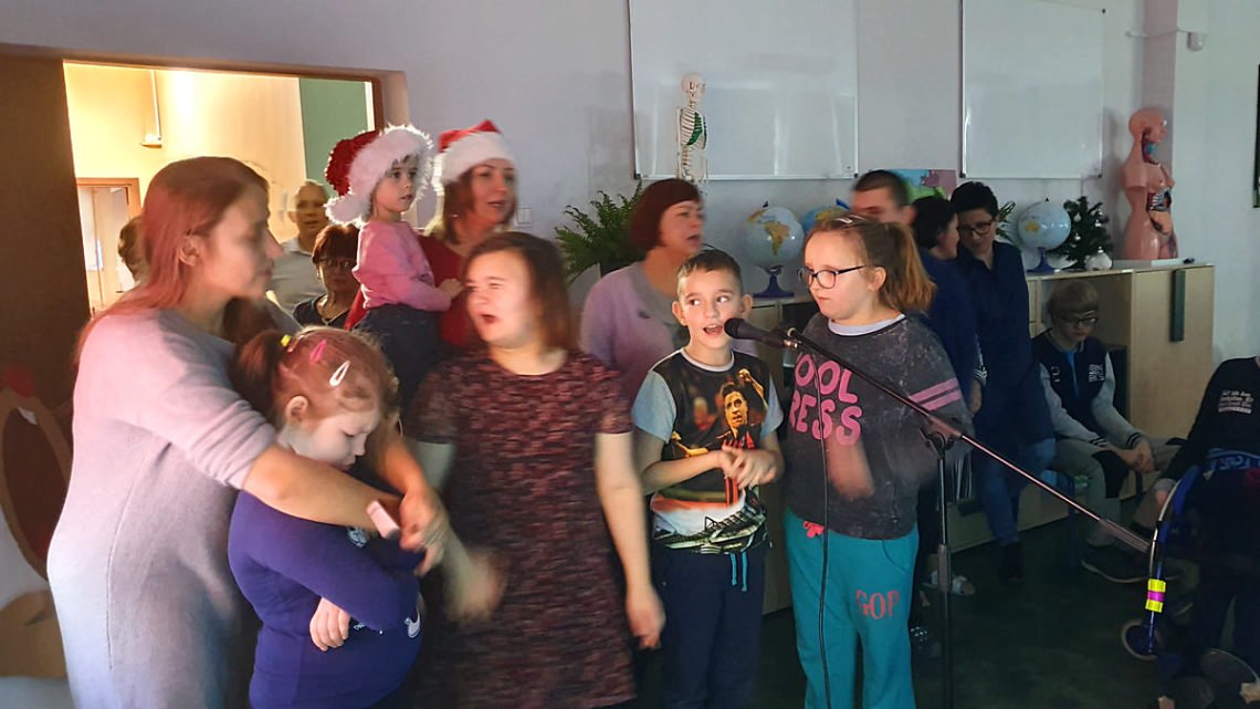 Nauczyciele śpiewają kolędy