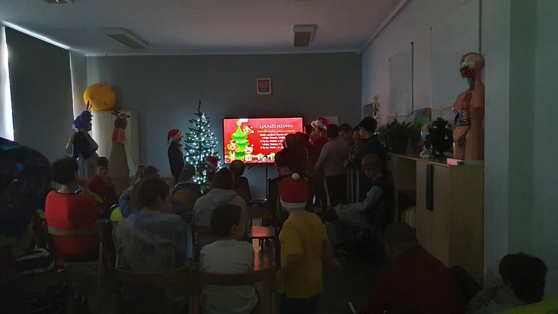 Nauczyciele śpiewają kolędy