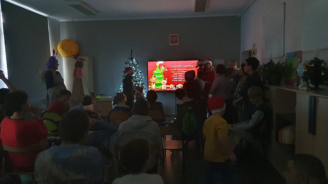 Nauczyciele śpiewają kolędy