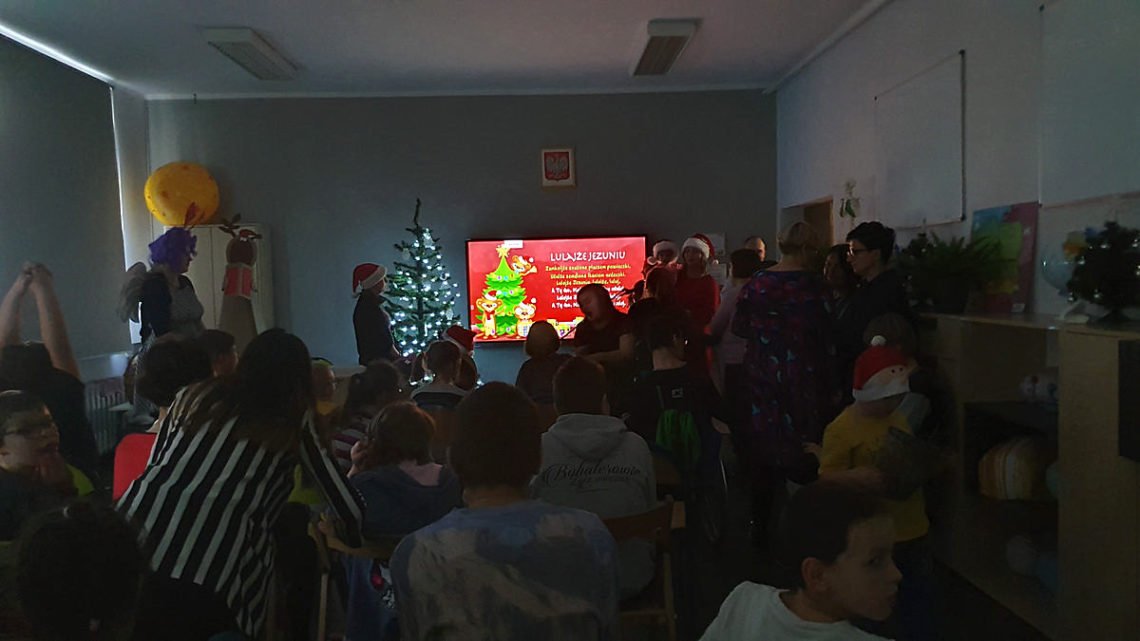 Nauczyciele śpiewają kolędy