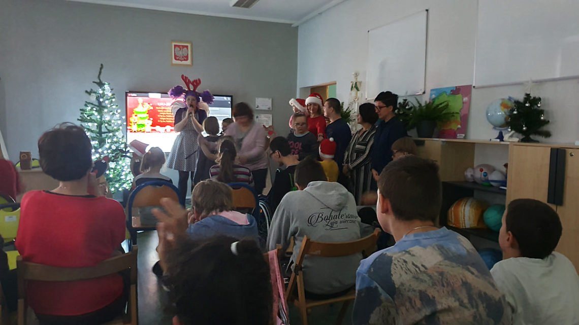 Nauczyciele śpiewają kolędy