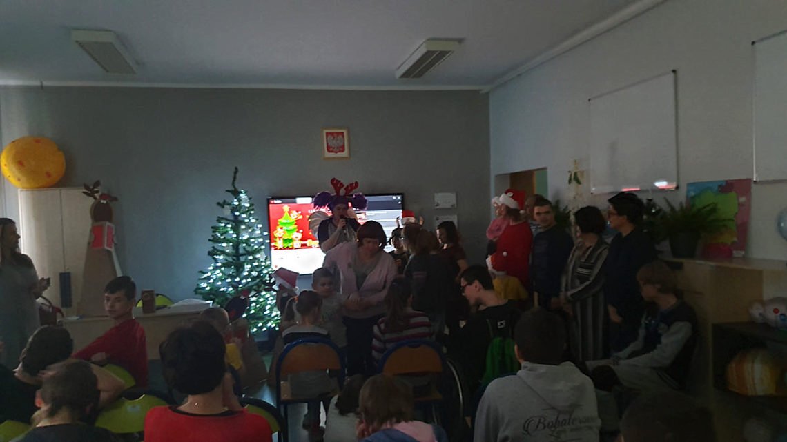 Nauczyciele śpiewają kolędy
