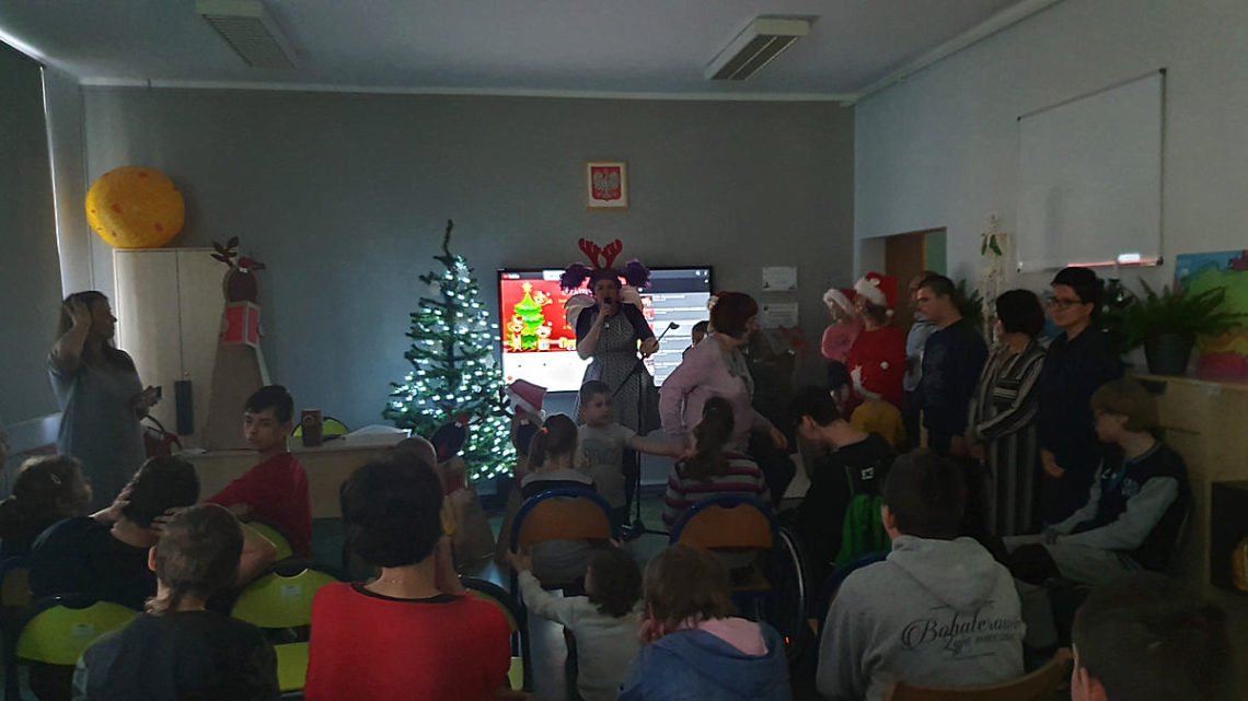 Nauczyciele śpiewają kolędy