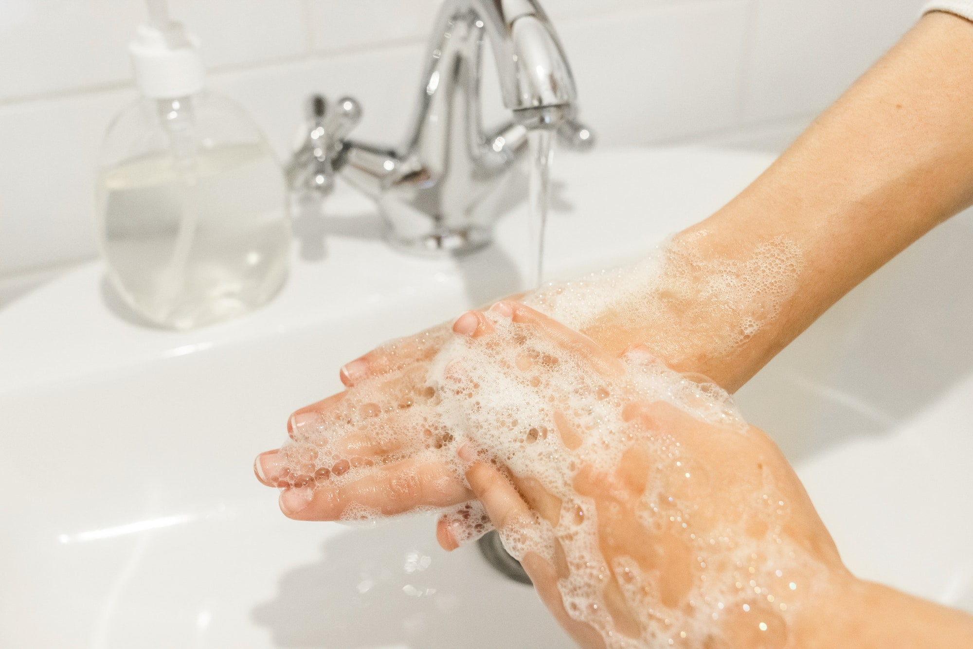 Руки после ванны. Мытье рук с мылом необходимо проводить в течении. Мытье рук с бурдюка. Мытьё рук перед маникюром. Мыть руки водой до локтей.