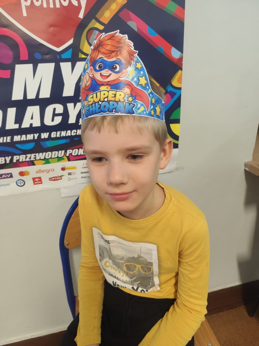 Uczeń w papierowej koronie „Super Chłopak”