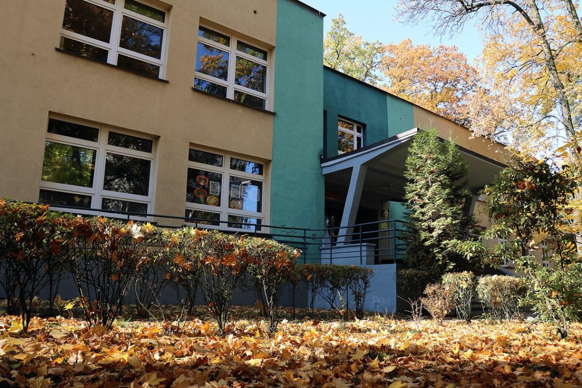 Budynek Szkoły Podstawowej Specjalnej nr 41 w Zabrzu jesienią, otoczony drzewami