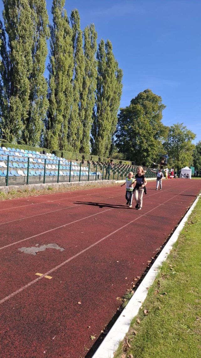Bieg na 60 metrów na bieżni stadionu