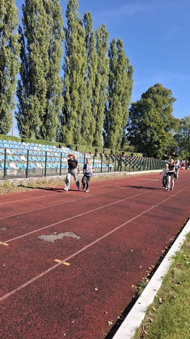 Zawodnicy na bieżni podczas biegu na 60 metrów