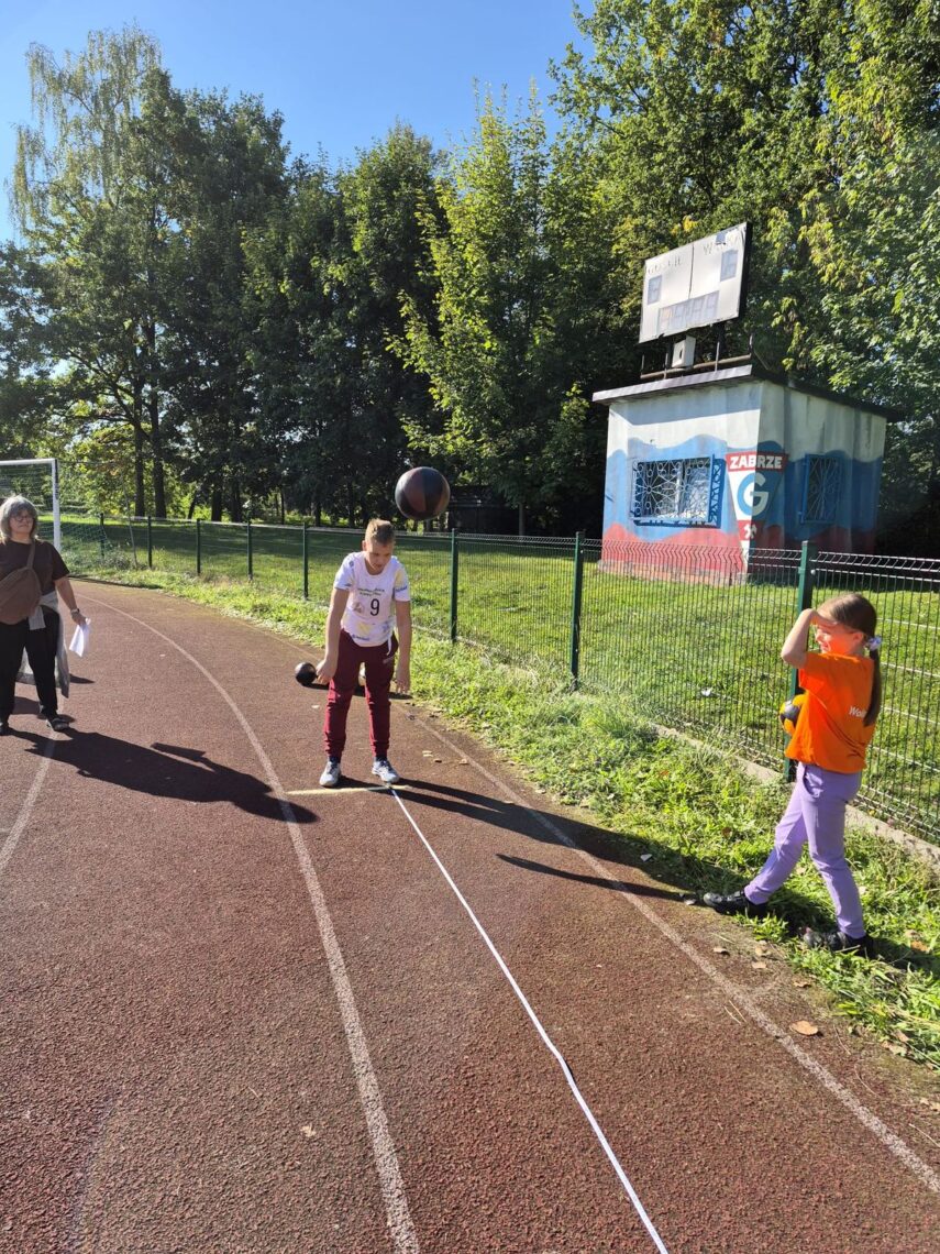 Piłka lekarska w locie po rzucie ucznia