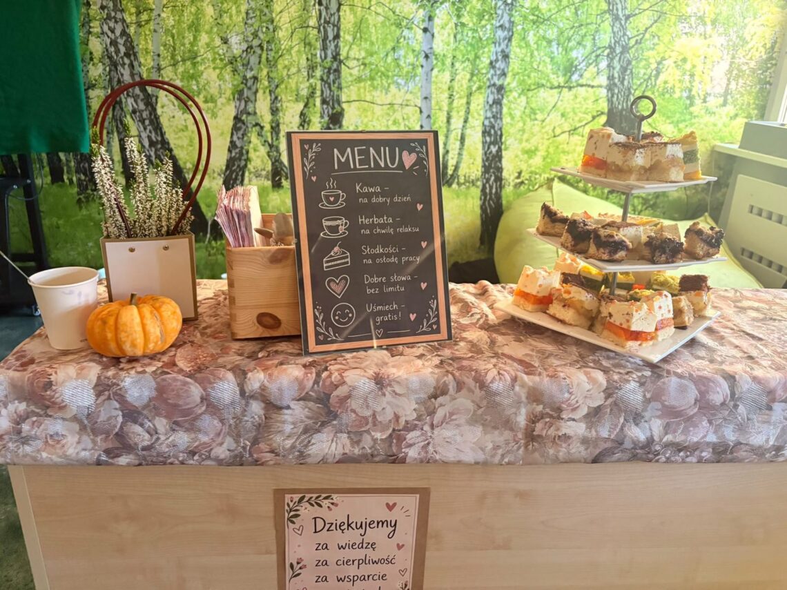 Lada kawiarenki z menu, ciastami i jesiennymi dekoracjami