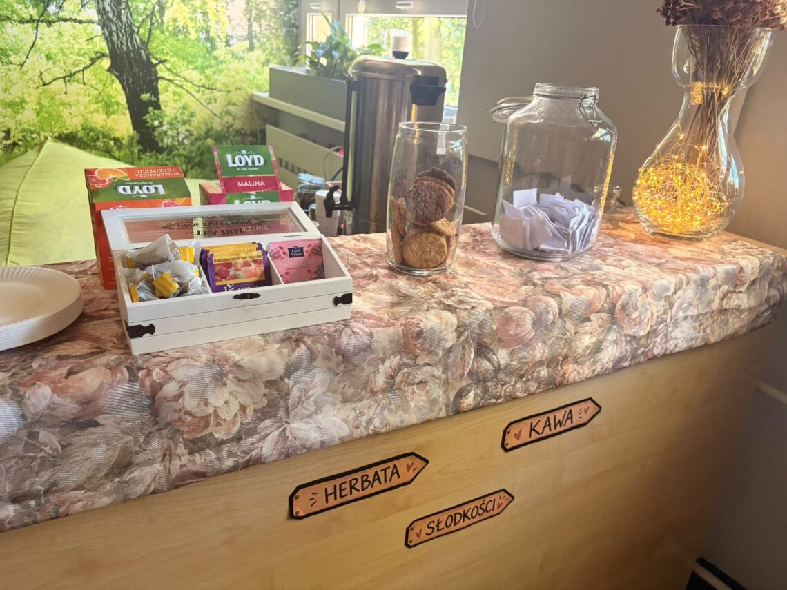 Herbaty i ciasteczka owsiane na ladzie kawiarenki
