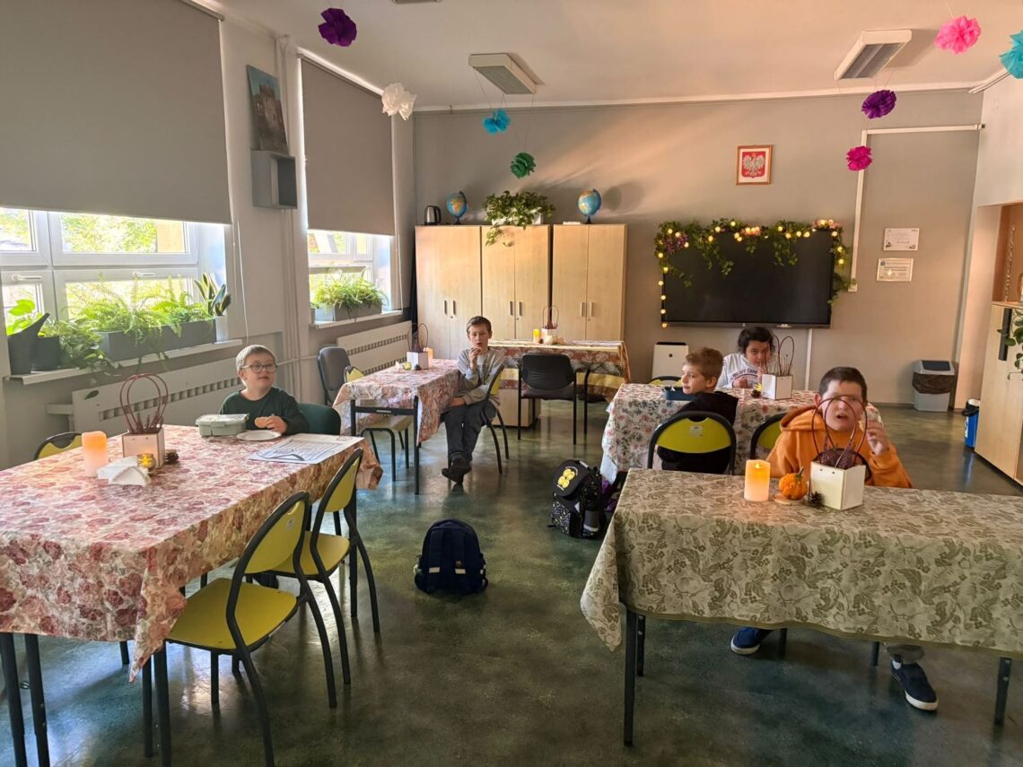 Goście przy stolikach w kawiarence