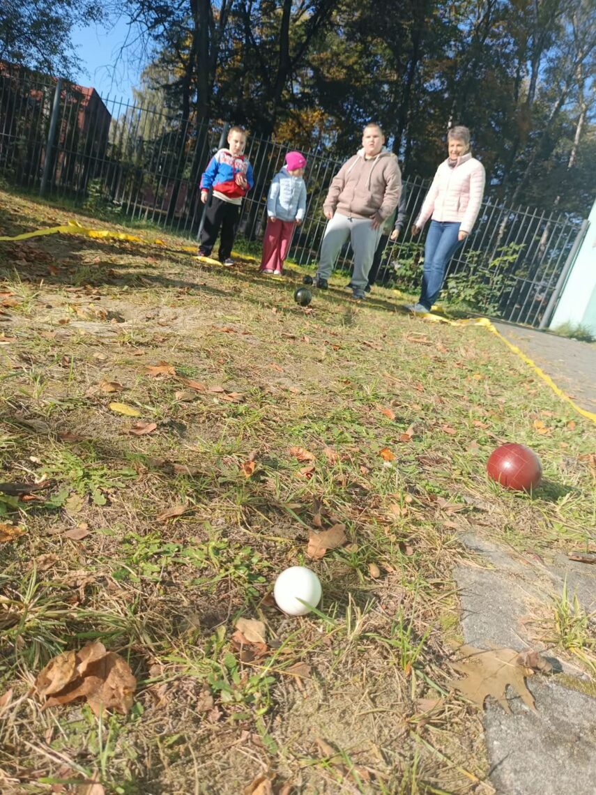 Gra w bocce na trawie przed szkołą