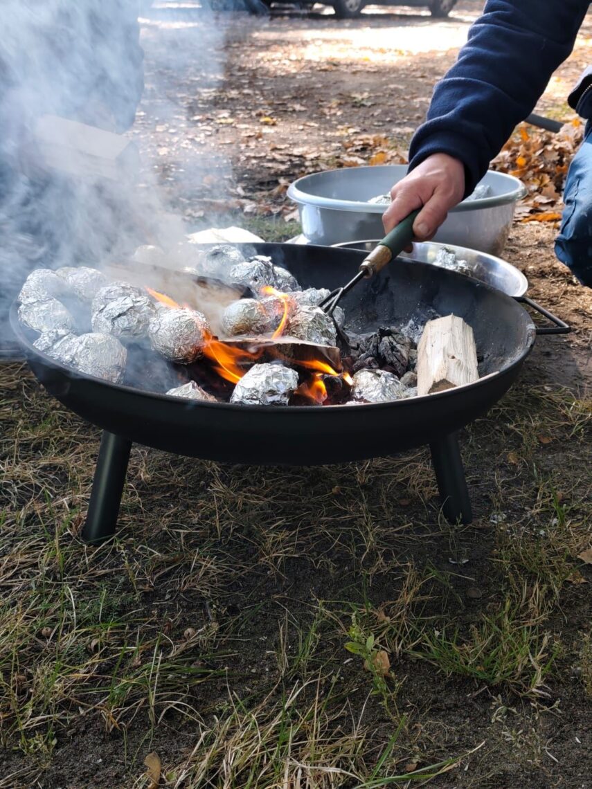 Pieczenie ziemniaków w ognisku