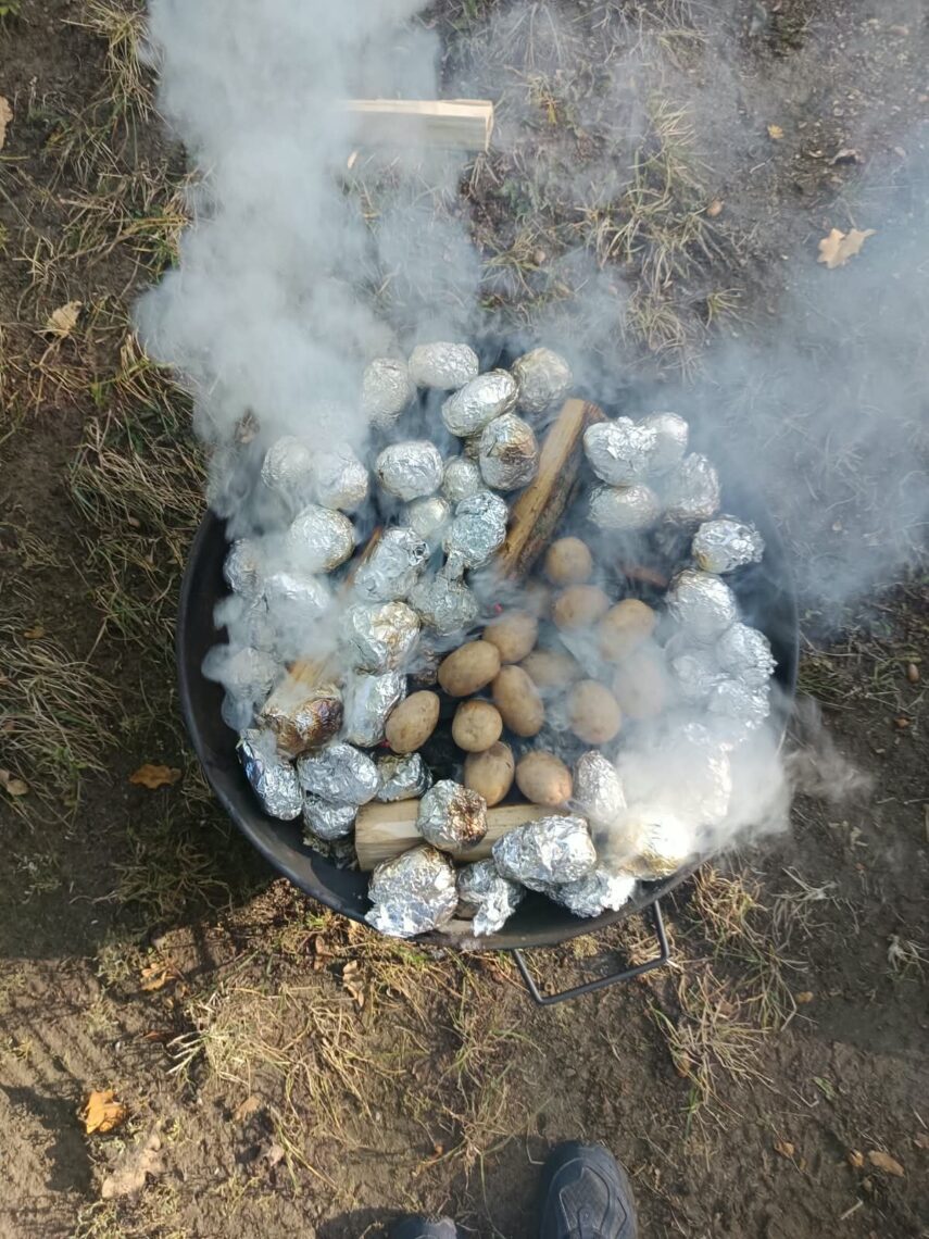 Ziemniaki w folii w dymiącym palenisku