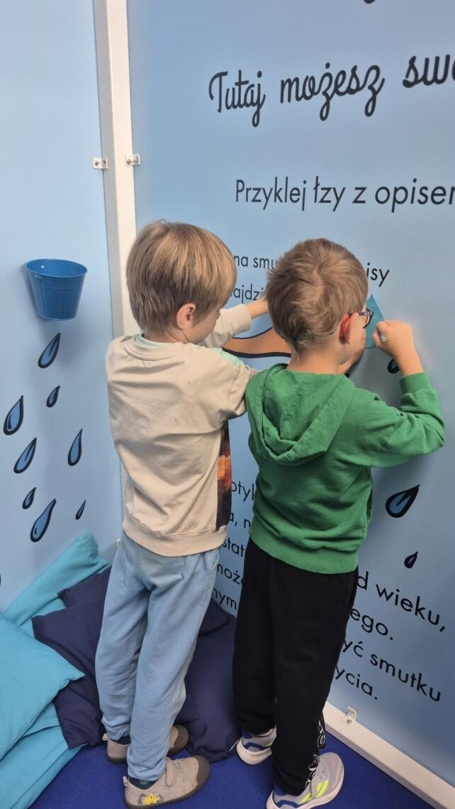 Uczniowie przyklejają łzy w strefie smutku