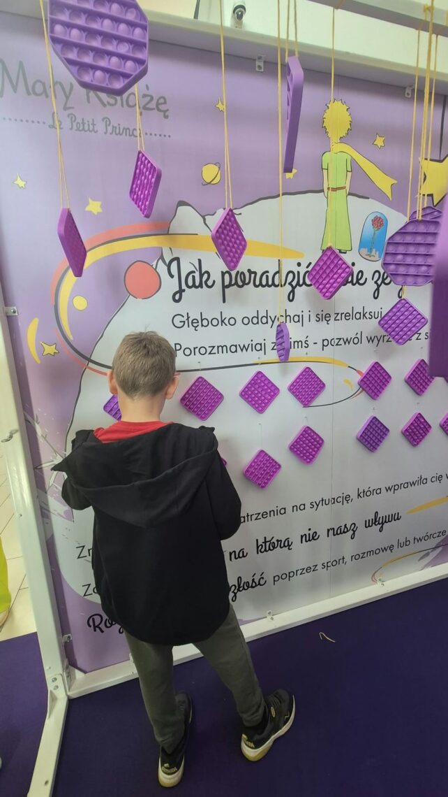 Uczeń czyta wskazówki w strefie złości