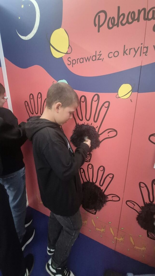 Uczeń sięga do otworów w strefie lęku