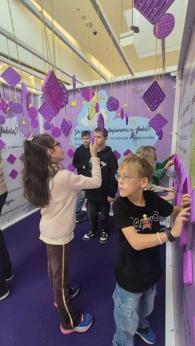 Uczniowie bawią się zabawkami sensorycznymi w strefie złości