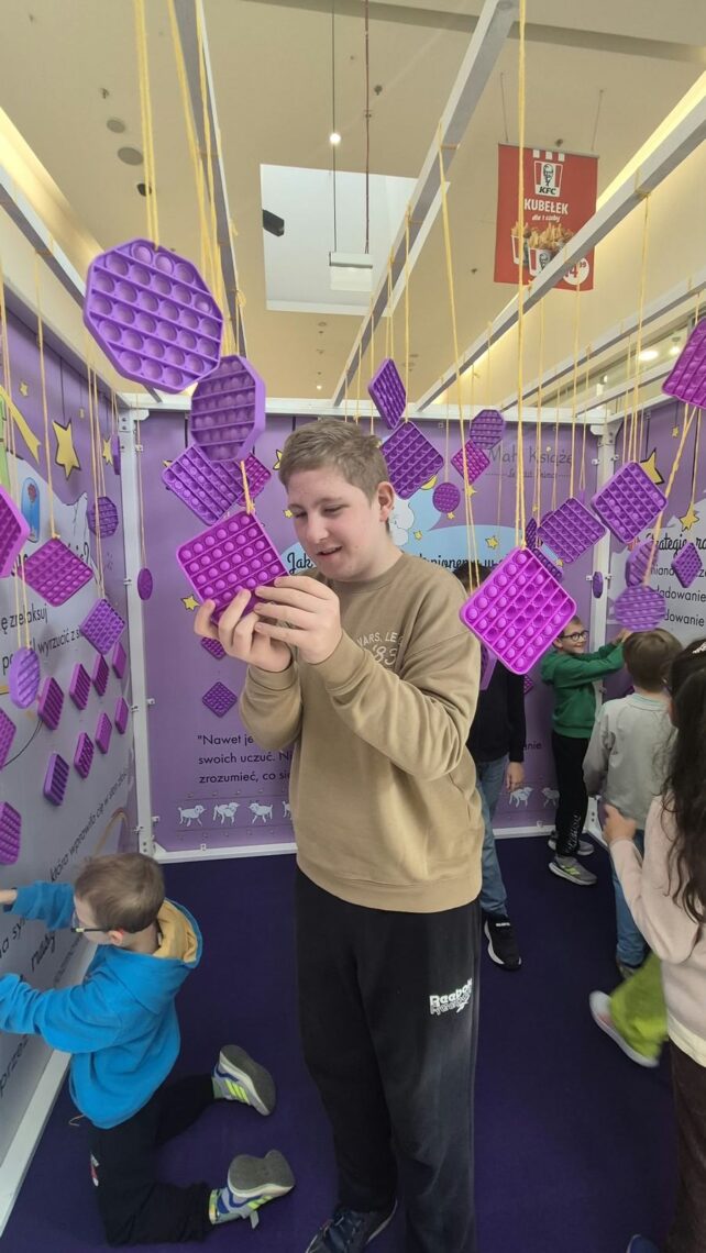 Uczeń z zabawką sensoryczną w strefie złości