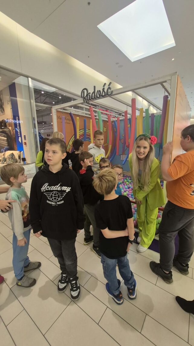 Uczniowie przed strefą radości