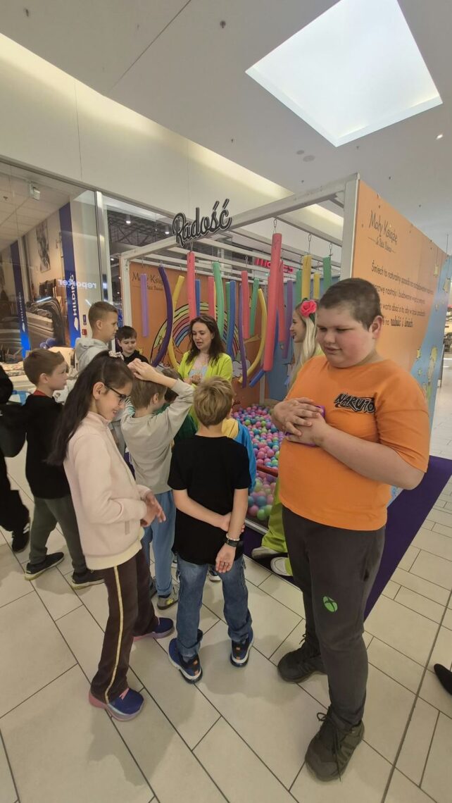 Grupa uczniów przed strefą radości